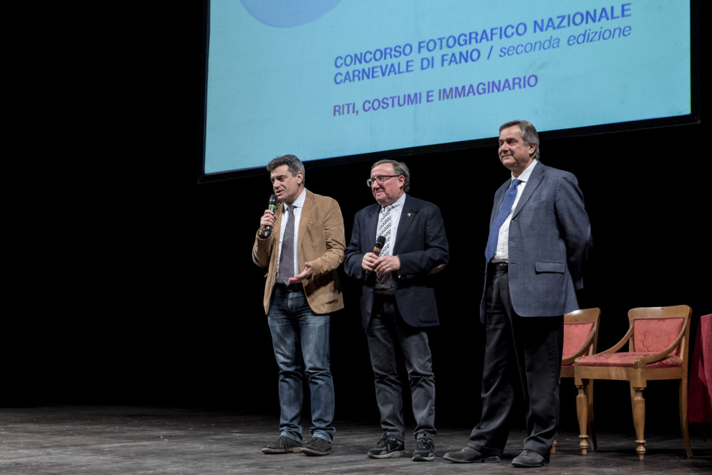 Il Sindaco Massimo Seri, Luciano Cecchini della Carnevalesca e Claudio Renato Minardi Consigliere Regione Marche alla premiazione del Concorso Fotografico Carnevale di Fano foto di Luciano Serafini